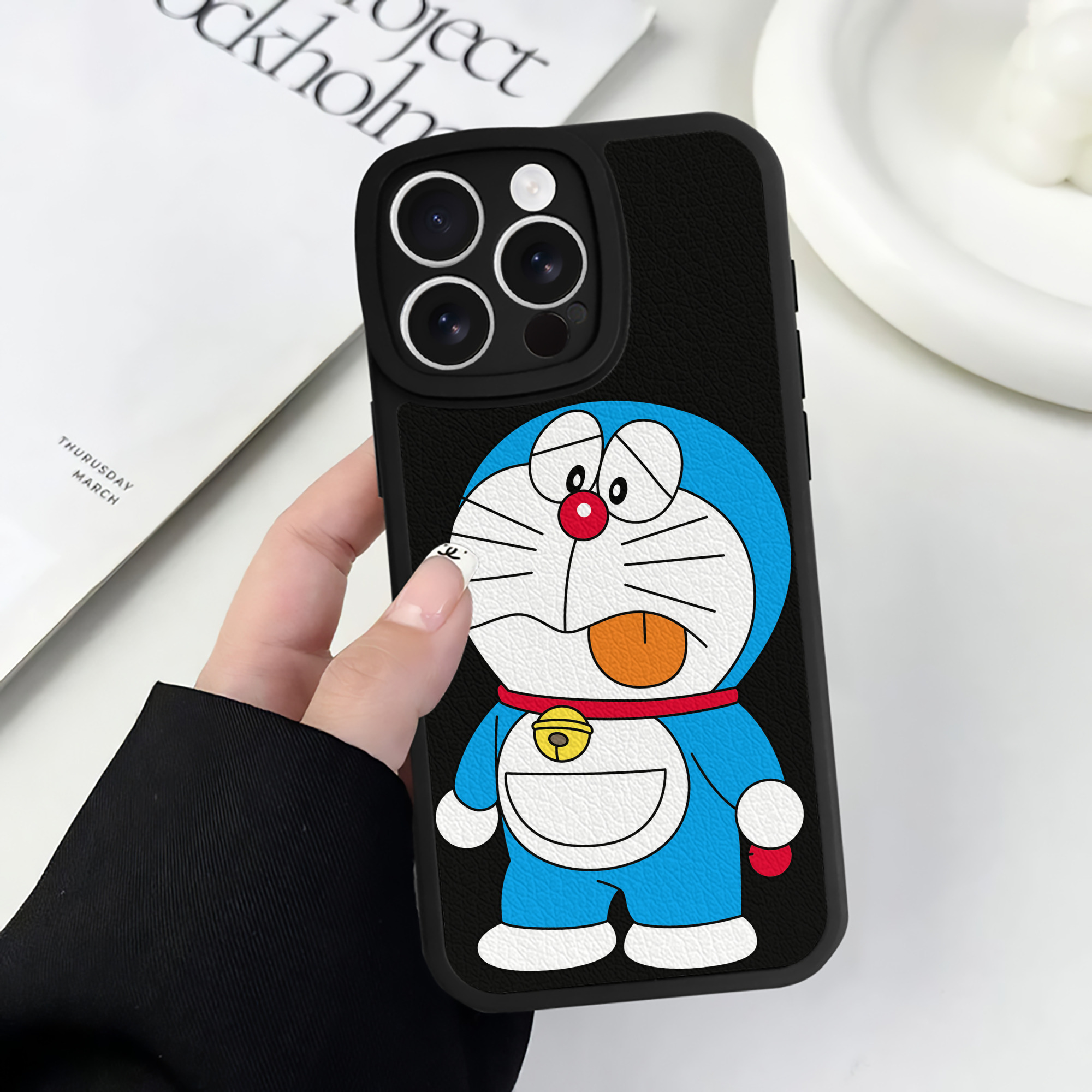 （画像用） ドラえもん Doraemon 【iPhone 16シリーズ対応】シリコンスマホケース（レザー調） 材質：シリコン
